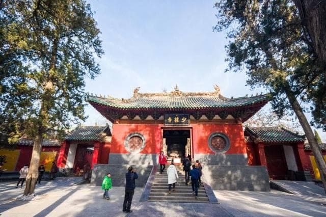 游客去寺庙参观，为何最好不要对着佛像拍照？导游道出原因