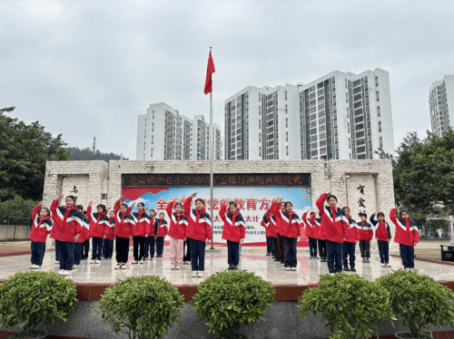 弘扬雷锋精神，争当追“锋”少年——龙南市龙南镇中心小学学雷锋主题教育月实践活动