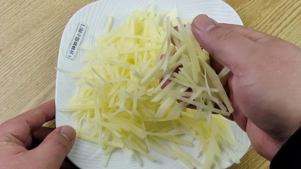 土豆丝怎么切（原来饭店的土豆丝是这样切的）