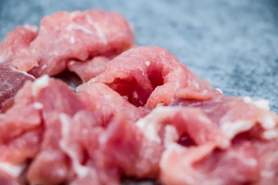 刚宰杀的肉才最新鲜？挑到一块好猪肉，关键要看这6点