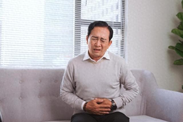 医生警告：一旦患上了胃病，这4件事就不要再做了，别害了自己！