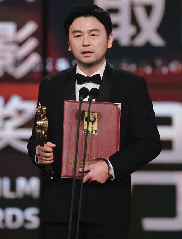 雷佳音获金鸡奖影帝，实现一影三视大满贯，成80后艺人第一人