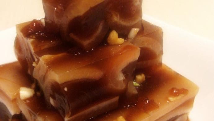 自制肉皮冻：美味下酒菜的详细制作教程