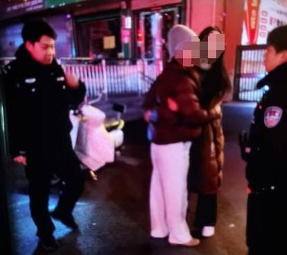 暖心！民警深夜救助醉酒迷路女子