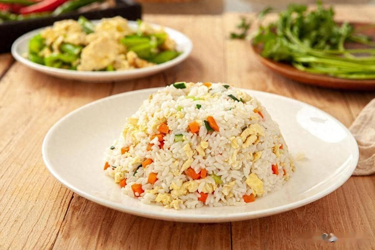 蛋炒饭直接下锅炒是不对的，教你6招，粒粒分明不粘锅，出奇美味