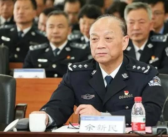 一级警监是什么级别？外观和上将很像，二者谁大
