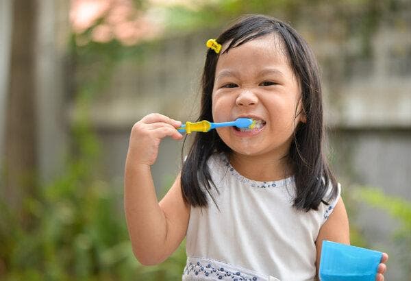 小孩吃了泡泡糖咽到肚子里怎么办