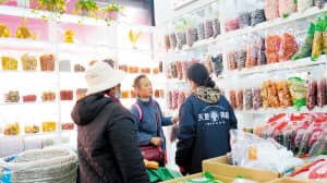 云南省最大干菜批发市场迎来交易高峰