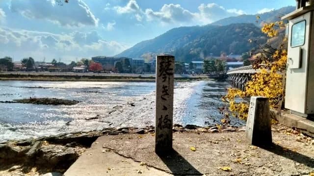 京都嵐山渡月橋：四季風景與1400年歷史的交融