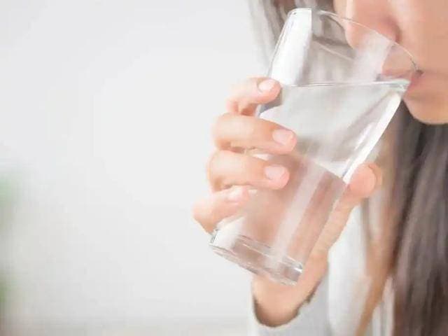 医生调查发现：尿酸高的人若每天喝够水，不出半年，或有4大改善