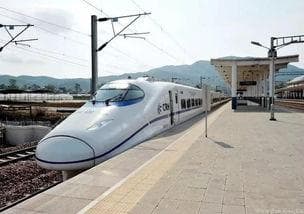 从昆明到大理的高铁之旅：舒适便捷，风景如画