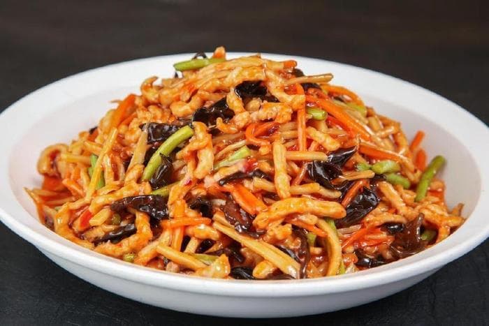 鱼香肉丝是经典的川菜，色泽红亮滑嫩鮮香，酸甜咸辣真下饭！