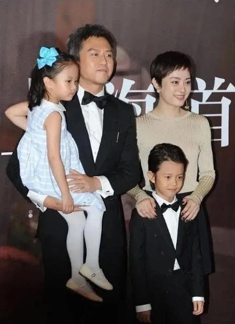 邓超新片宣传全家亮相，孙俪独特育儿观受热议