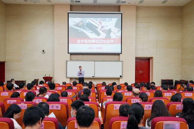 构建多元化干部教育培训体系：强化齐抓共管与阵地建设