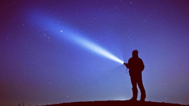 回顾：手电筒向夜空照一秒再关掉，发出的光哪去了？