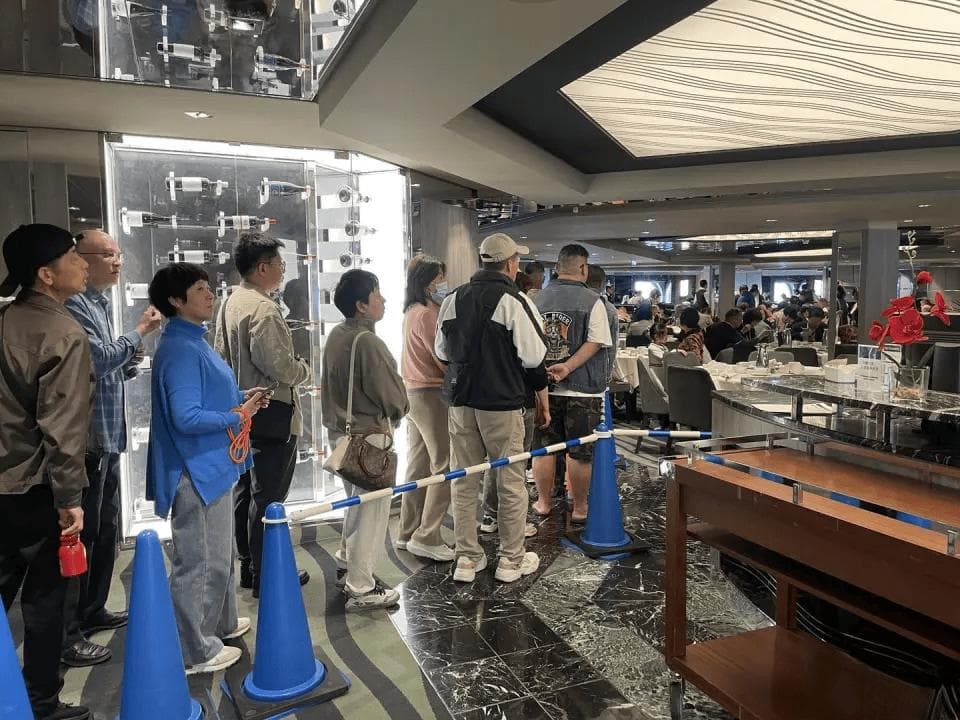 抢饭、推搡、混乱……豪华邮轮遭遇口碑危机