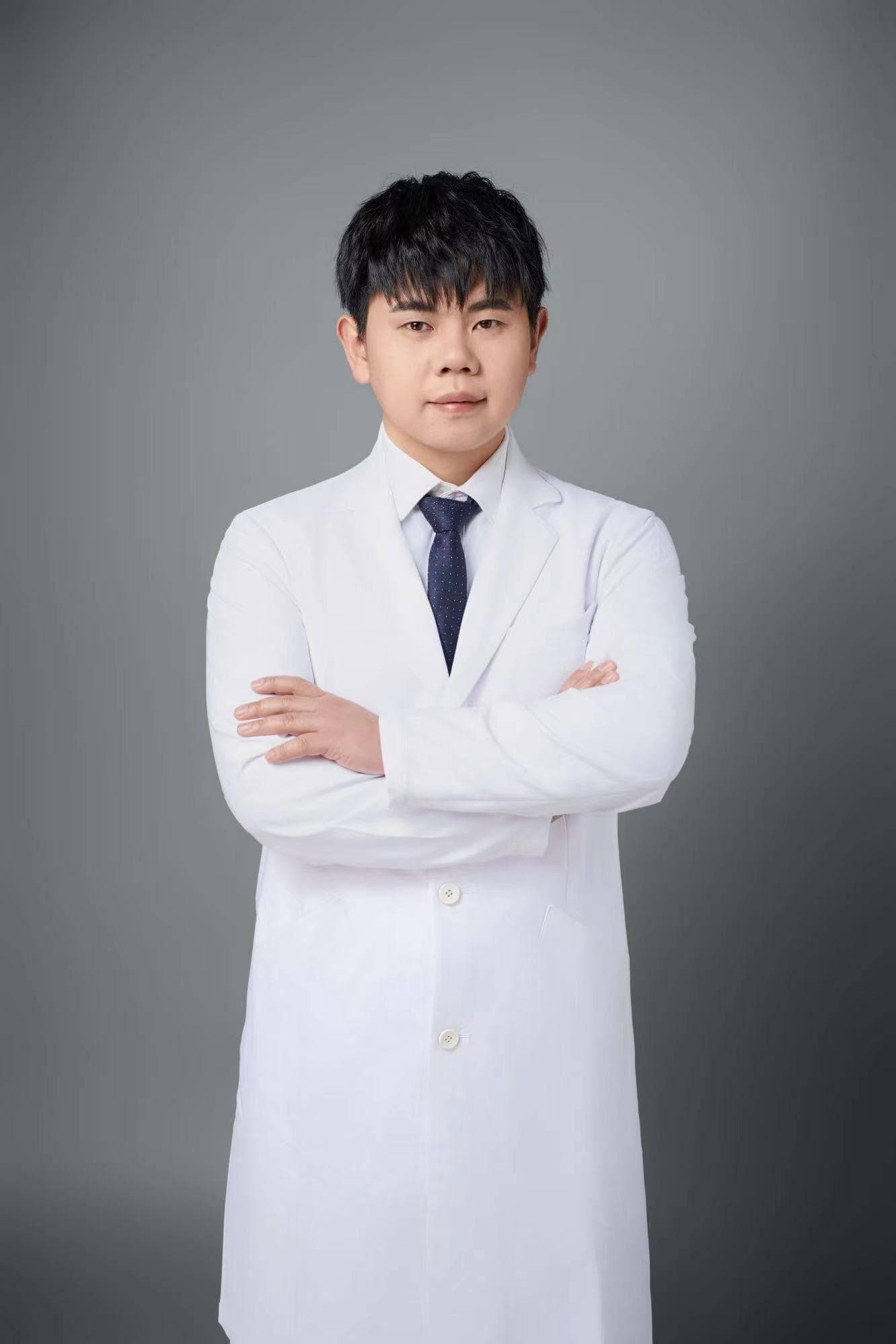 整形医生芦隽轩解析颈纹的成因及改善