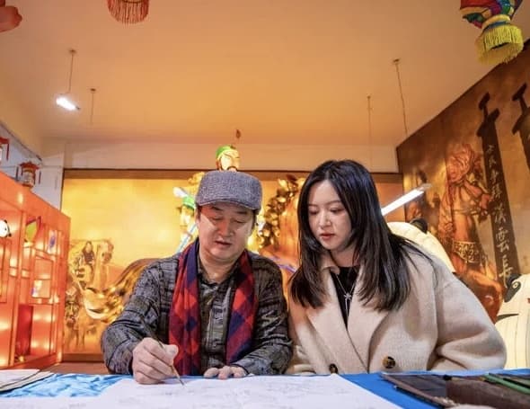 “永不落幕”的自贡灯会：三代彩灯人的匠心传承故事