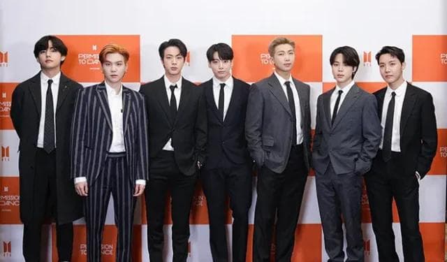 防弹少年团凭借个人作品领跑全球音乐榜，影响力延续到年底