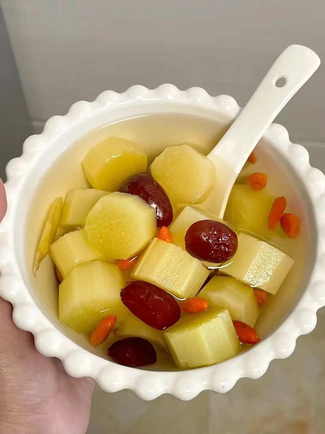 四款简单止咳汤，轻松缓解冬季咳嗽困扰