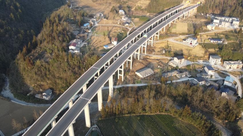 鹤峰县燕子镇：助力宜来高速“加速跑”