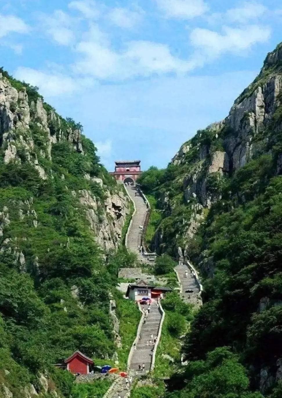 谁是中国第一名山，泰山or黄山？看完这些对比就明白了
