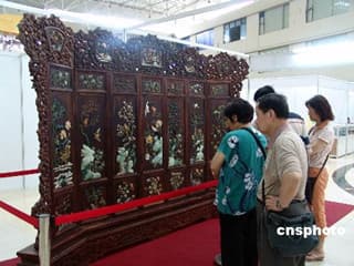 如何理解珠宝金价与黄金价格的差异？这种差异反映了怎样的市场需求？