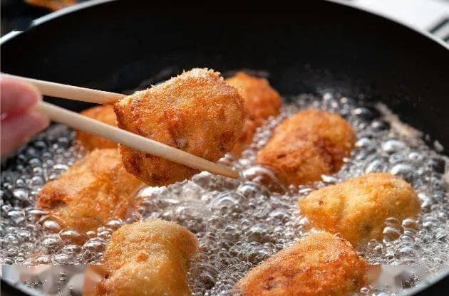 年夜饭剩下的“回锅油”继续炒菜会致癌吗？这样处理健康又美味→
