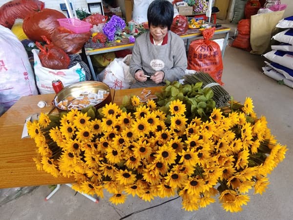 小小手工花串出就业致富新路