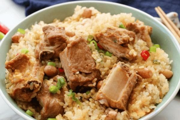 排骨米饭，作为一道家常美食，不仅味道醇厚，而且营养丰富