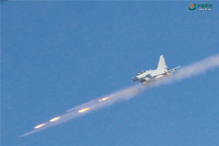 直击中国空军某飞行训练基地实弹训练