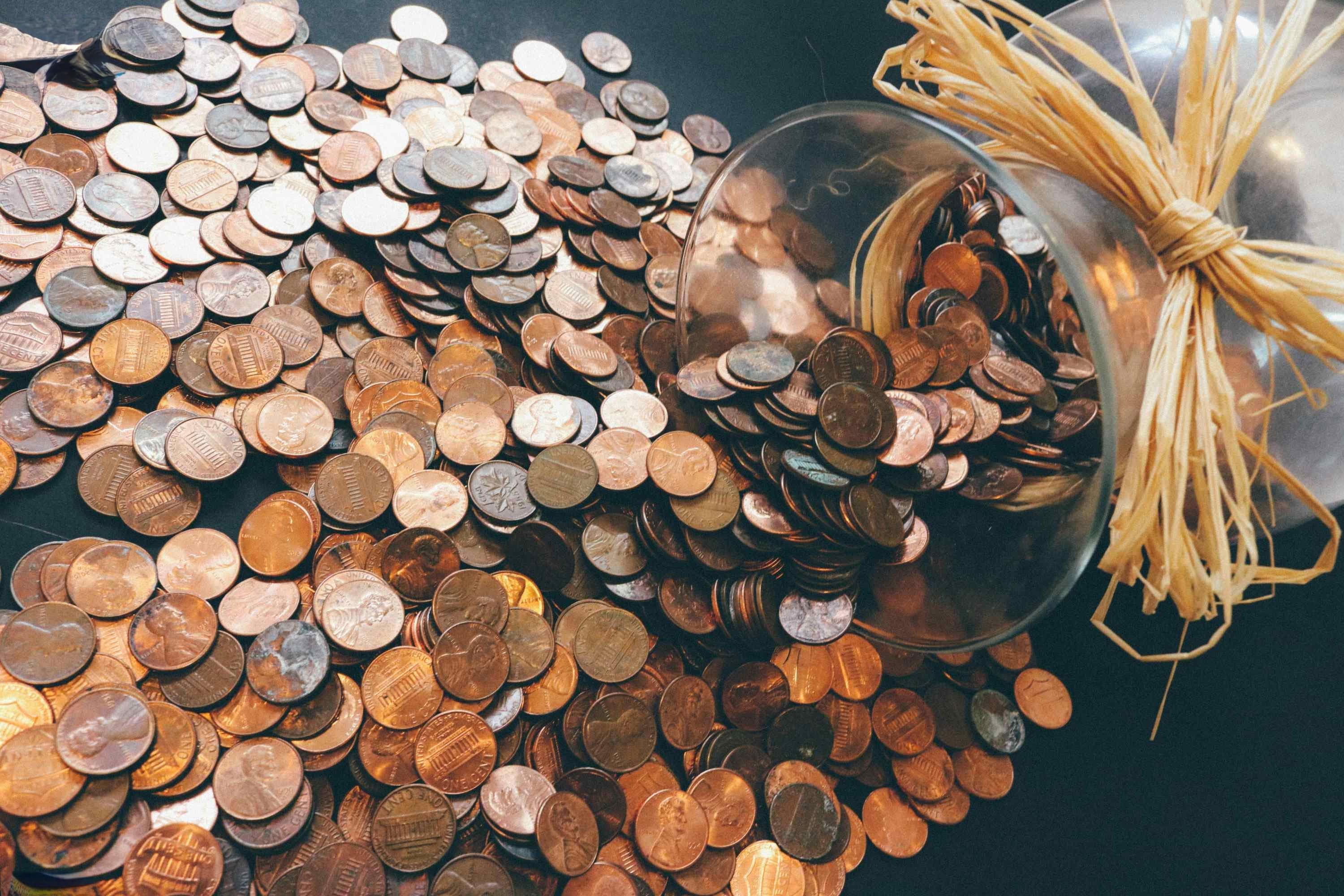 如何定义金衡盎司的重量？这种单位在贵金属交易中有何重要性？