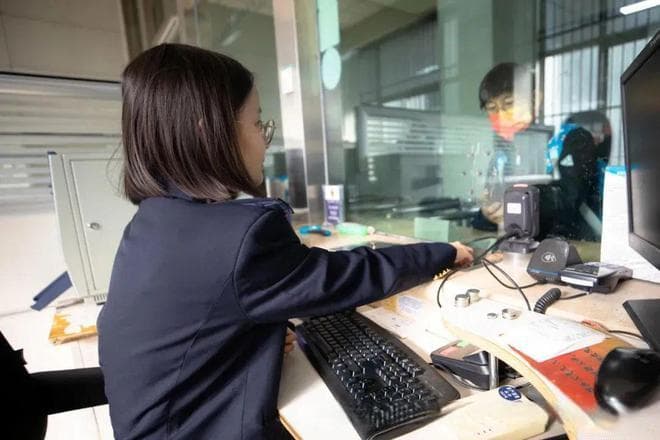 网购车票报销凭证领取方式：车站窗口、自助机、小程序任选