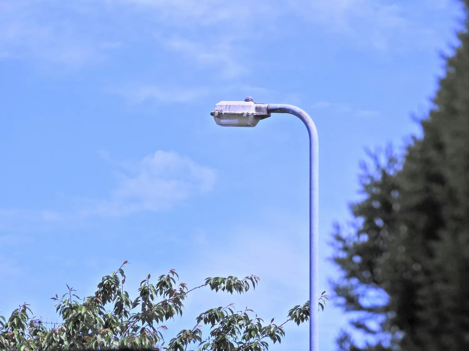 LED路灯助力环保，智能控制实现节能降耗
