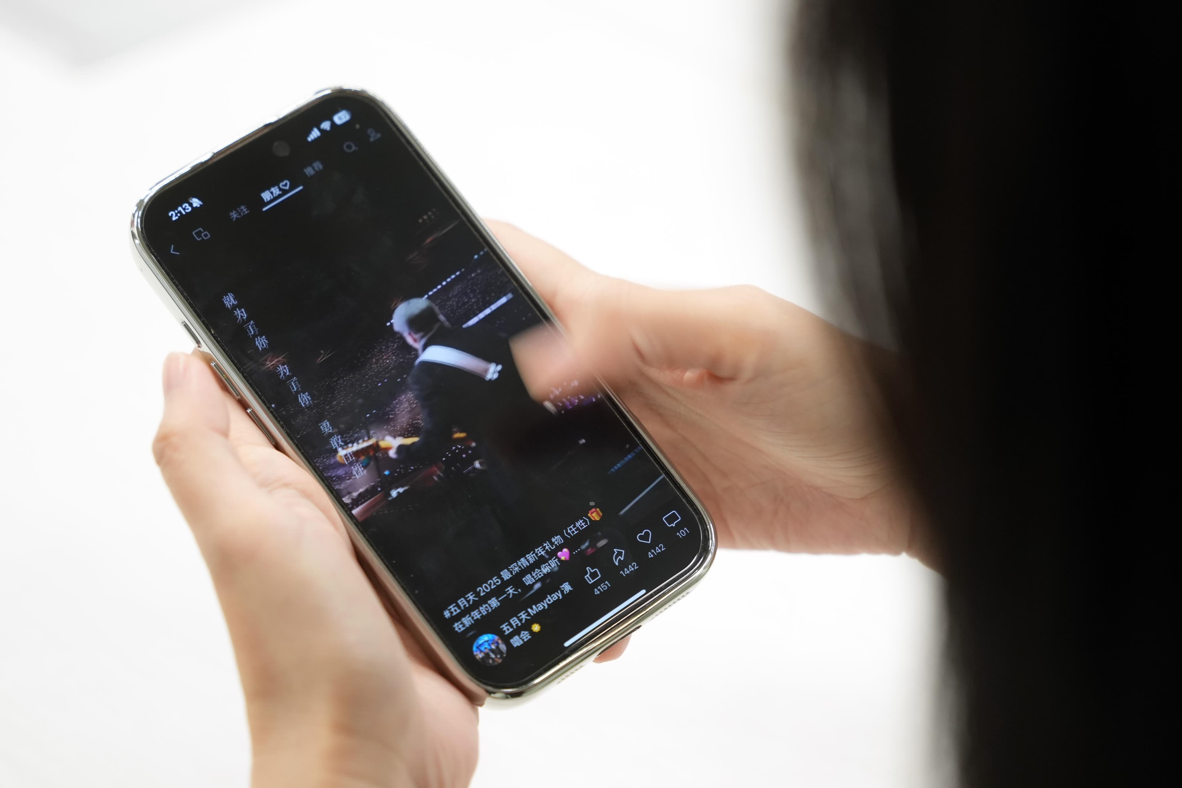 低质量网络信息侵袭心智 刷手机刷成脑腐brain rot？