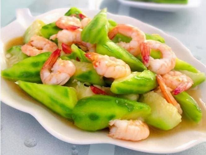 丝瓜与虾仁的完美结合：炒出夏日清爽滋味