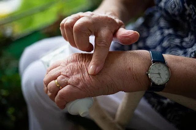 老年人的关节“咔咔”响，伴有疼痛需及时就医