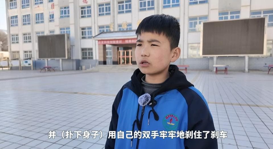 致敬！这四位初中生，救下了一车人……