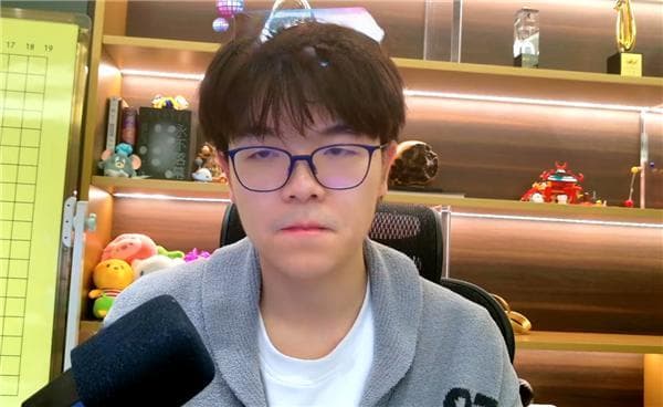 从柯洁的泪水到微笑：青少年如何调整心态面对失败