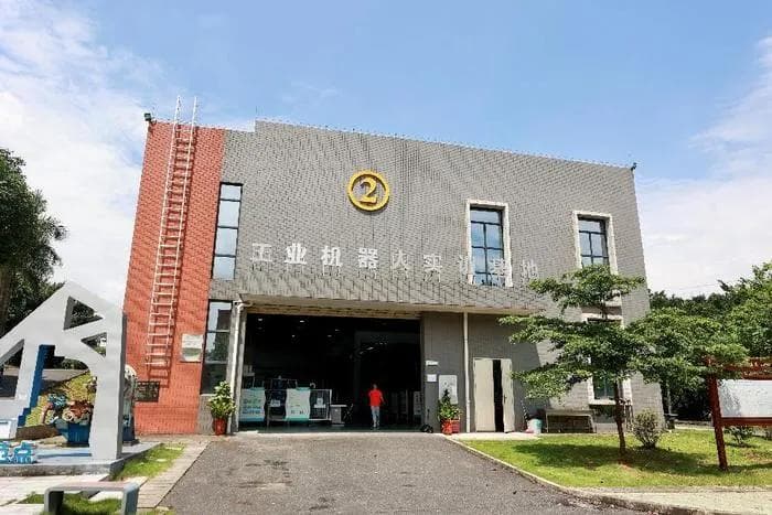 首批设6个本科专业计划招210人 广轻大举行“升本”后首次开放日