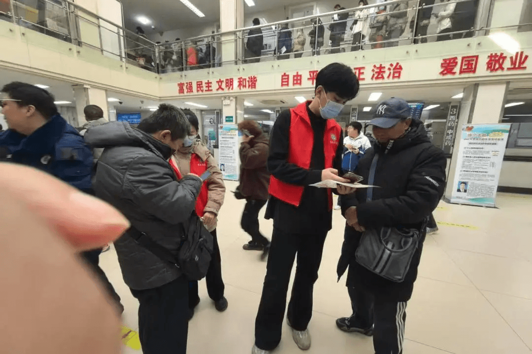 大连市第三人民医院推出“我来教您用手机”志愿服务，助力老年人跨越“数字鸿沟”