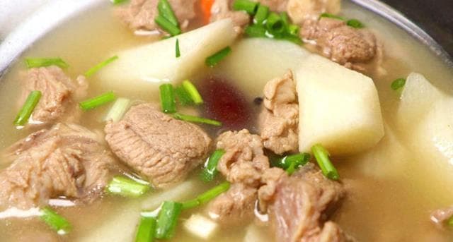 谁说羊肉有膻味？4种香料是关键，羊肉出锅十里飘香，汤白没膻味