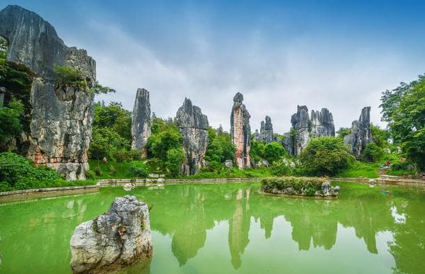 云南石林景区：奇石林立、自然奇观与彝族文化的完美融合 🌄
