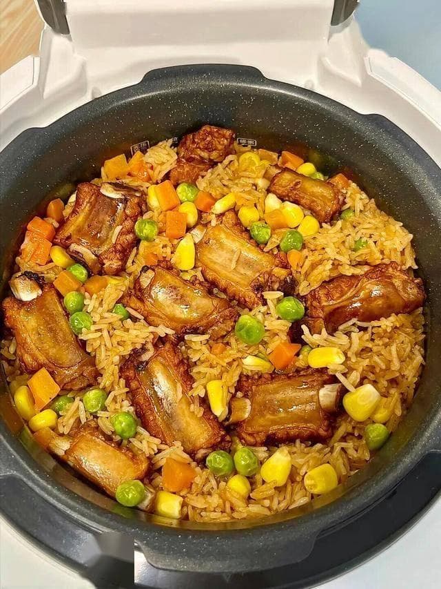 懒人下厨房别错过这锅排骨焖饭，有菜有肉一锅吃饱，太方便了