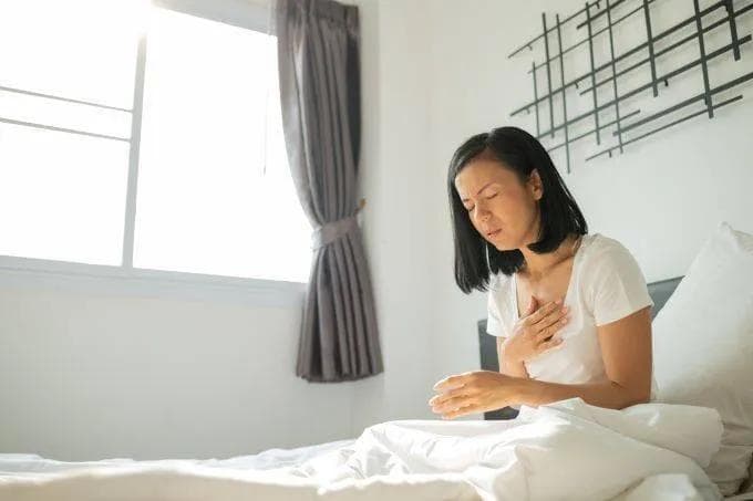 心口、胸口突然感觉痛是什么意思？心脏不舒服有哪些症状？需要看专科医生吗？