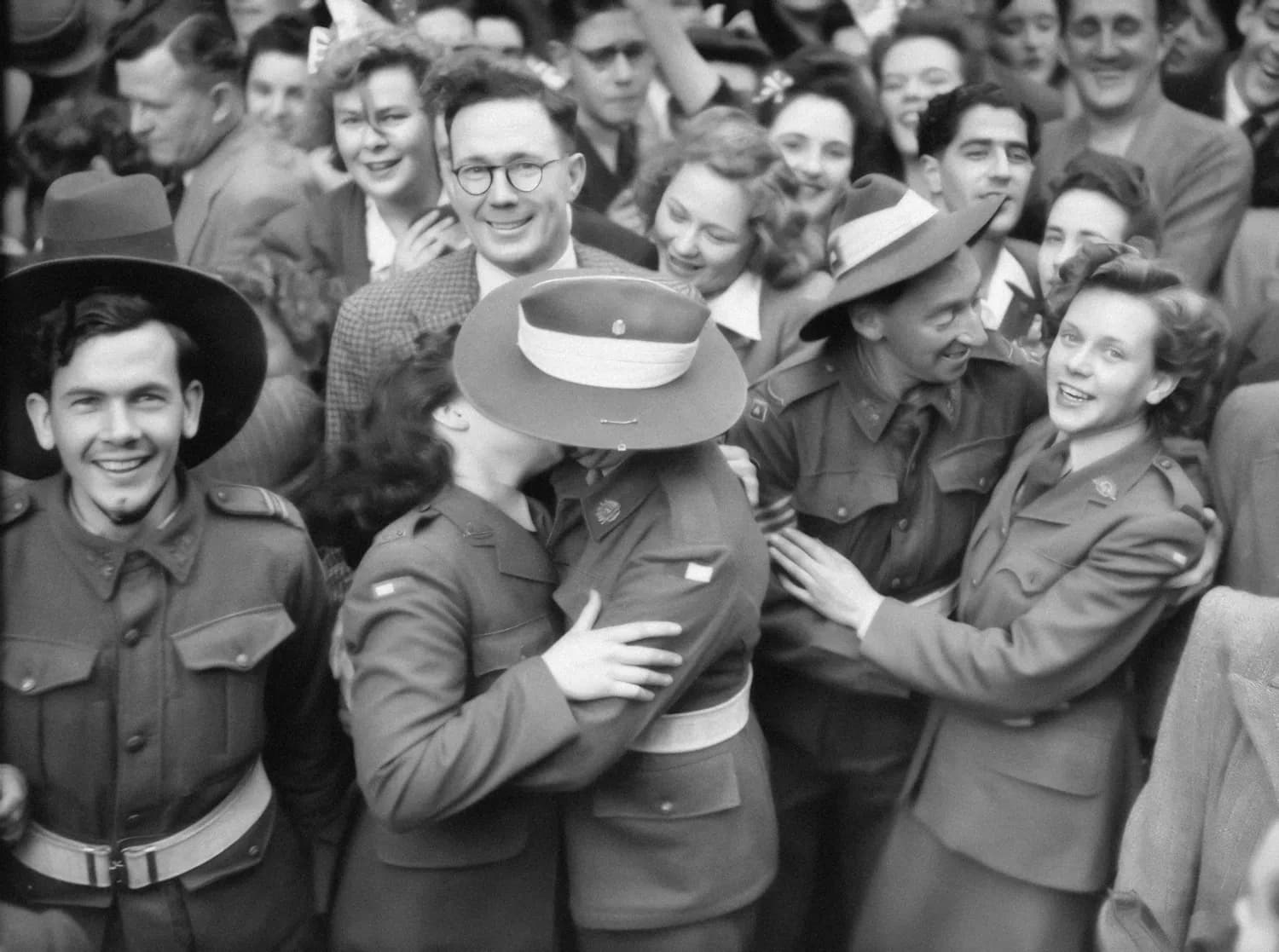 1955年：10万女兵的集体退役