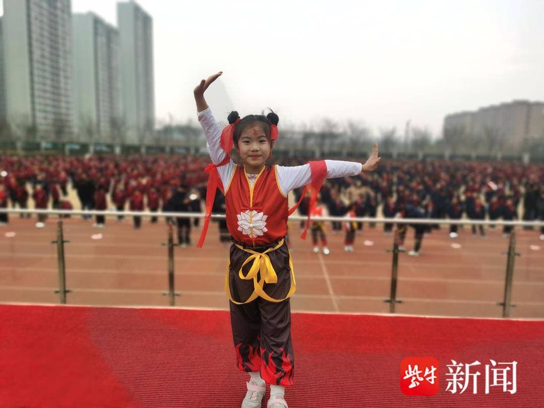 南京这所学校创编“哪吒”课间操，千余名学生齐舞尽显活力