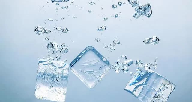 冰为何浮在水面上？探究水与冰的密度差异