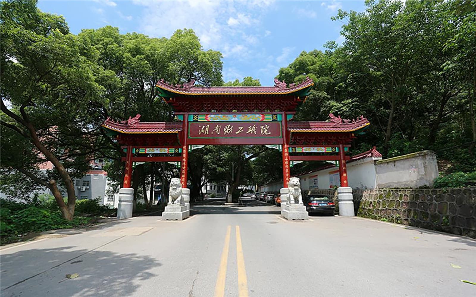 2024年湖南财经工业职业技术学院在辽宁计划招生人数（附学费及专业录取分)