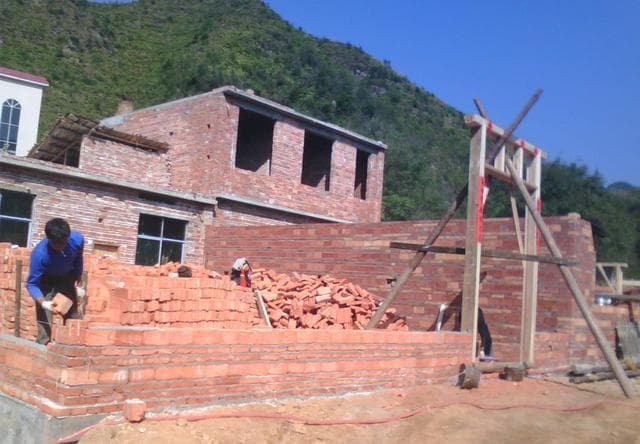 “一户一宅”政策加码：农村宅基地超标将征“超占费”